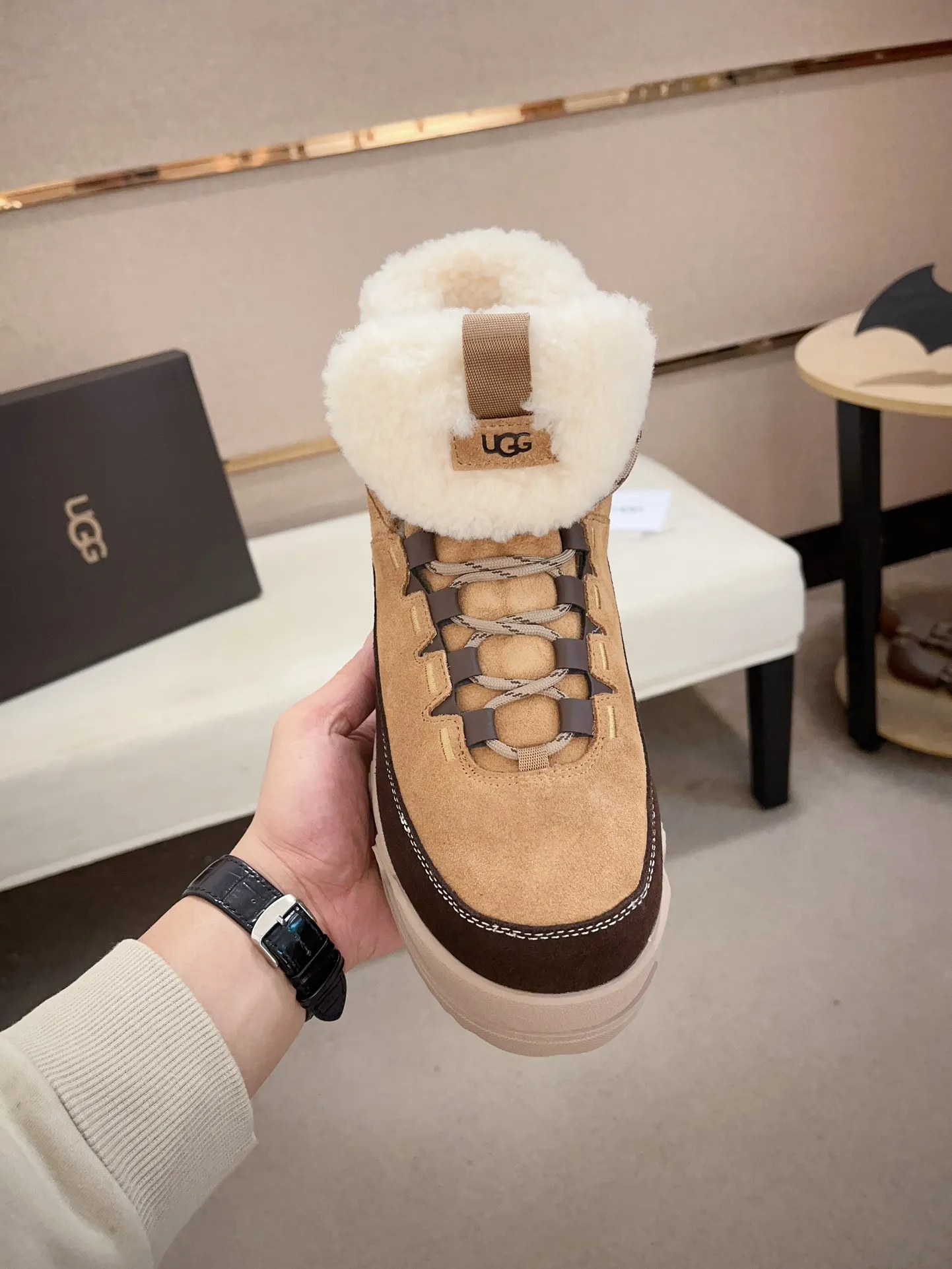 Men's shoes 💰: 660💰couples style💏(high-end goods) UGG❄️❄️latest model 1:1⃣️quality, fabric: high-end quality first-layer cowhide imported from Europe. Lining: wool lining, sole: pure imported rubber foam outsole. ❤️High-end goods, fine workmanship, trendy and fashionable. The fit is very classy. If you know the goods, you will definitely not be able to refuse😍😍Couple size: 35-44.